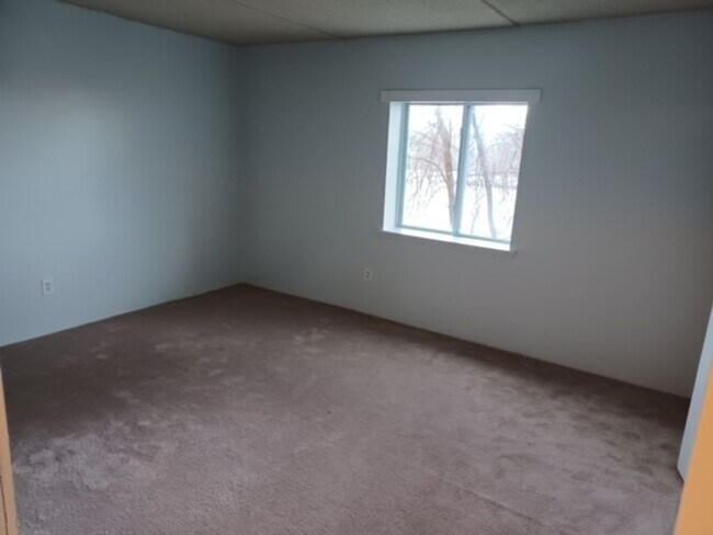 Building Photo - 478 Riverside Dr