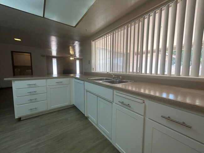 Building Photo - 2141 E Manhatton Dr