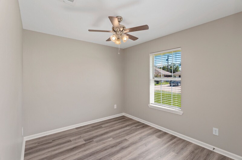 Building Photo - 117 Center Cir