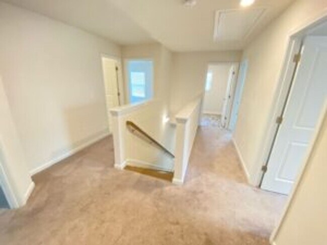 Building Photo - Like New in Longview!