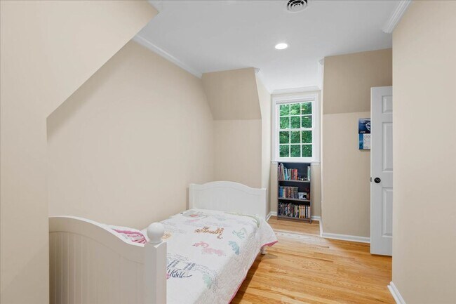 Building Photo - Spacious Home with Fenced Yard Exclusive Access to Hethwood Amenities