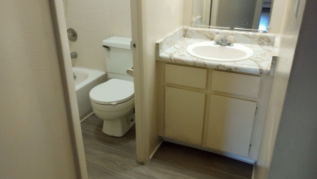 Building Photo - Great location off Leetsdale/Parker and Florida with lots of amenities such as AC, pool, hot tub,...