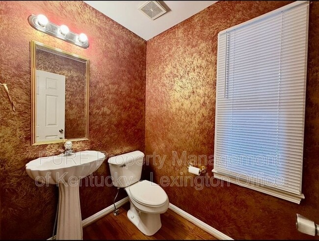 Building Photo - 552 Forest Hill Dr