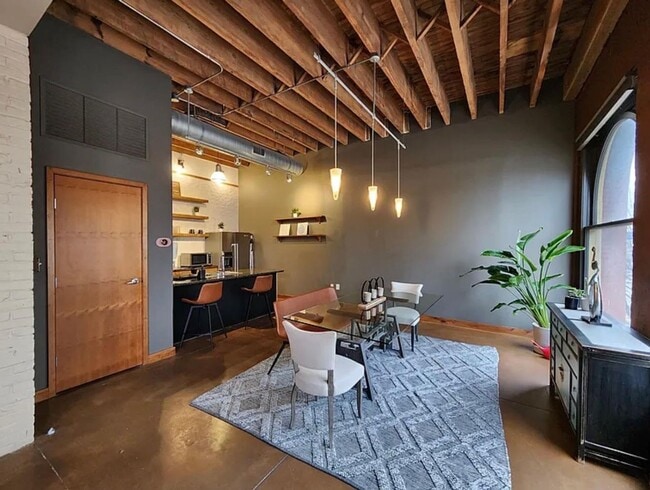 Building Photo - 2 BR/2BA | Newly Renovated Condo| 1-Private Garage | Central downtown!