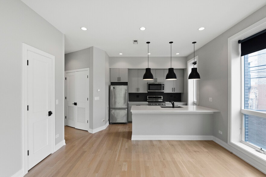 Building Photo - 1050 W Cornelia Ave