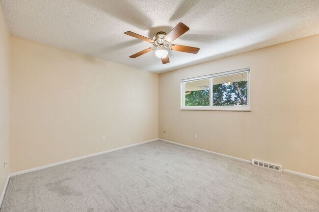 Building Photo - Updated 2BD Townhome | Private Patio | Community Amen