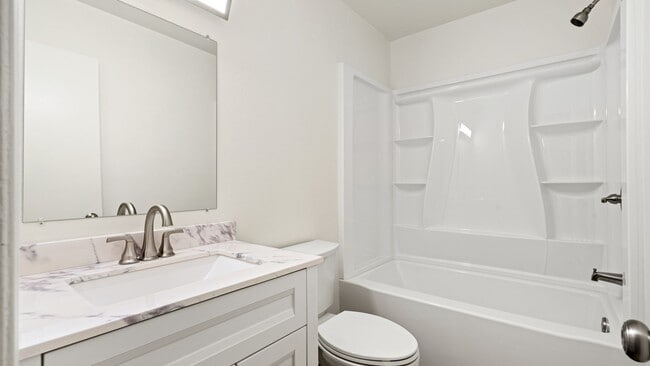 Building Photo - Spacious 3-Bedroom End Unit with Golf Cour...