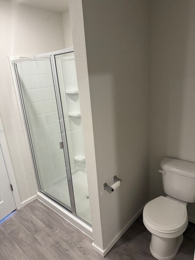 Building Photo - Goregous 2 Bedroom Townhome with 2 Car Gar...