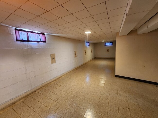 Building Photo - Great 3 Bedroom House
