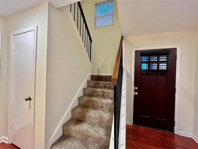 Building Photo - 3038 Sam Houston Dr