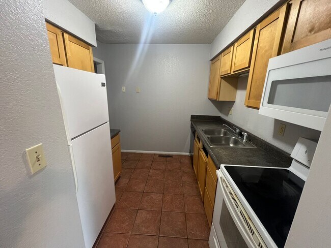 Building Photo - Charming 2bd  1.5ba home in South KC