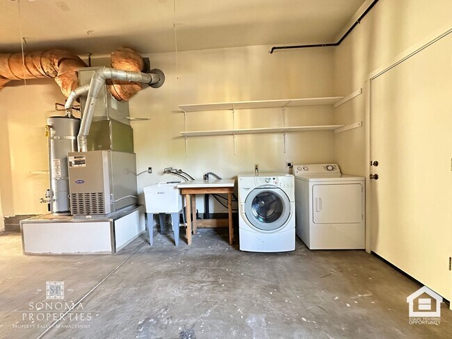 Building Photo - Spacious 4+BD/3BA Two-Story Home with Expansive Yard