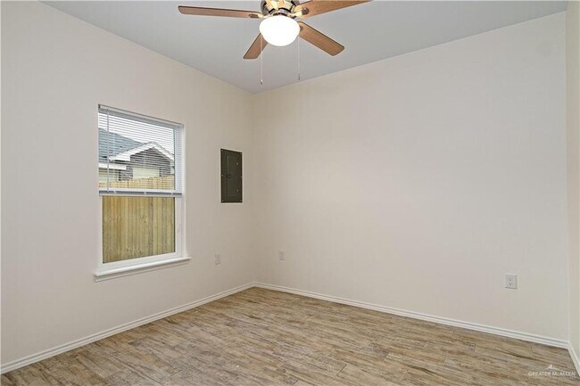 Building Photo - 2210 E Valley Cir