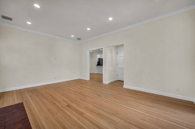 Building Photo - Stunning remodeled home in Silverlake!!