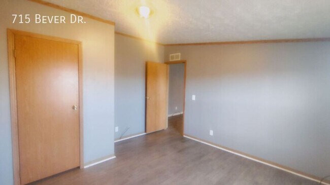 Building Photo - 715 Bever Dr