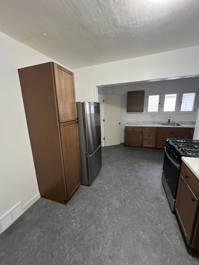 Building Photo - 3 Bedroom 1 Bathroom House (move in ready)