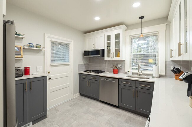 Building Photo - 3935 Oak Park Pl