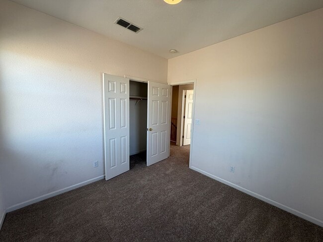 Building Photo - Spacious Home in Quiet Area