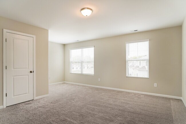 Building Photo - 561 Landing View Dr