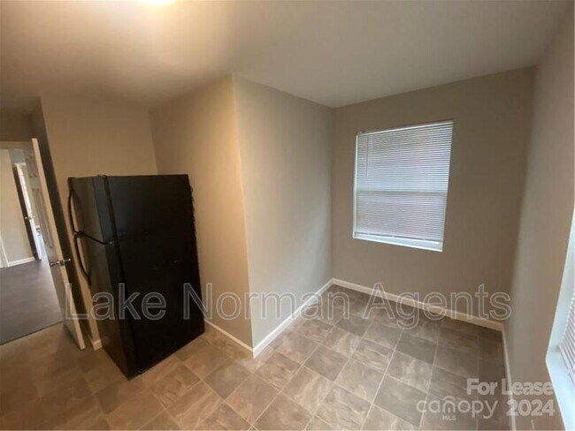 Building Photo - 720 E Pine St