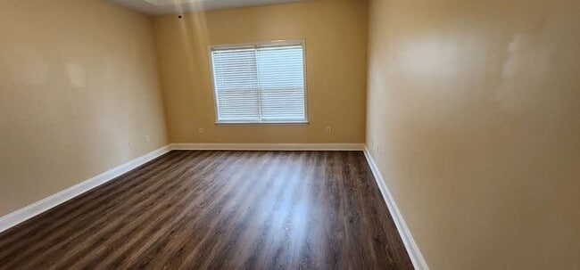 Building Photo - Great Home and Location-Available Now!