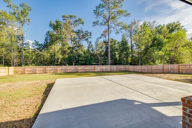 Building Photo - Like-New 4BR, 2.5BA Home with Privacy Fenc...