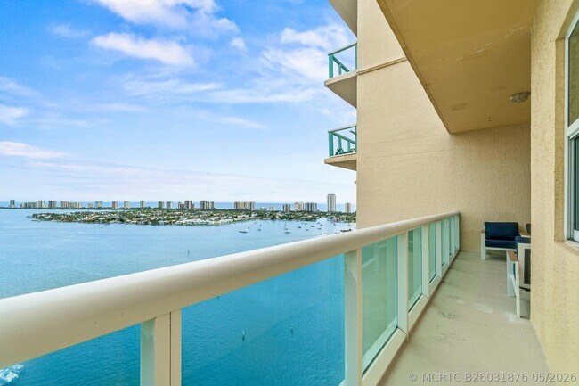 Building Photo - 2650 Lake Shore Dr