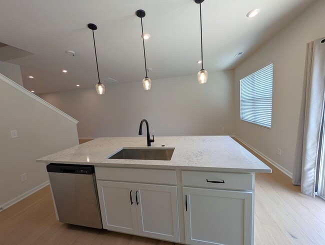 Building Photo - Pristine 2 story Townhome located in the Fifteen Cannon Community in Charlotte!