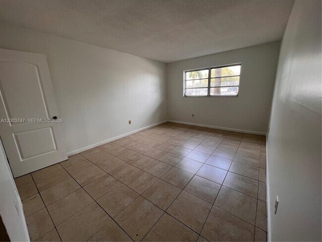 Building Photo - 15221 NE 6th Ave