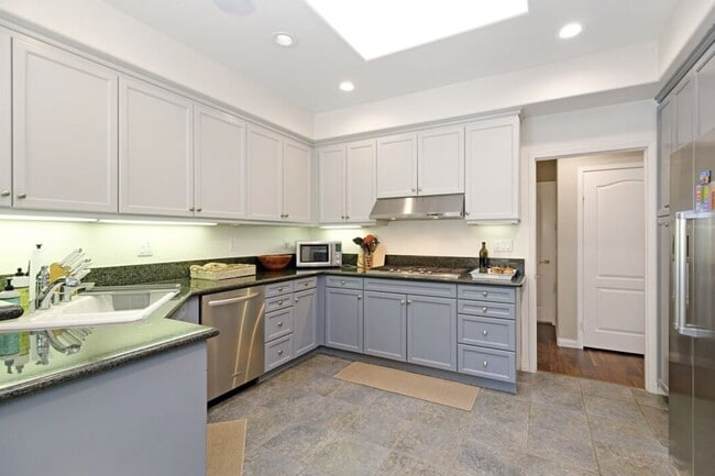 Building Photo - 718 Palisades Dr