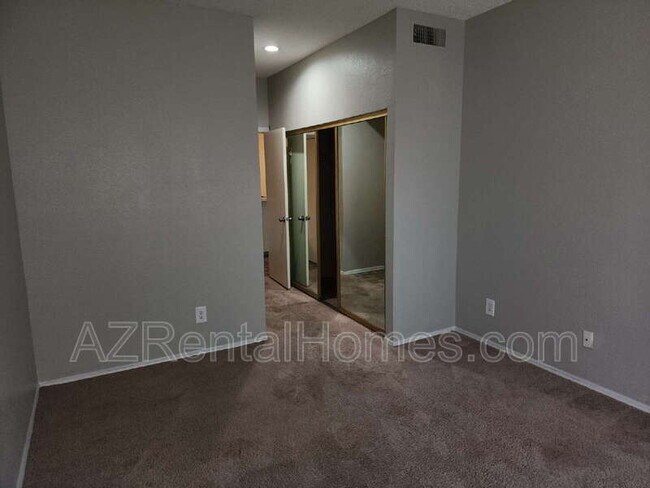 Building Photo - 2035 S Elm St