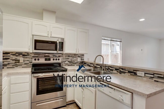 Building Photo - Charming Home in the Heart of Oak Harbor –...