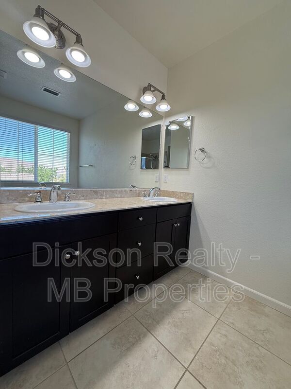 Building Photo - 10760 Ridgebrook Dr