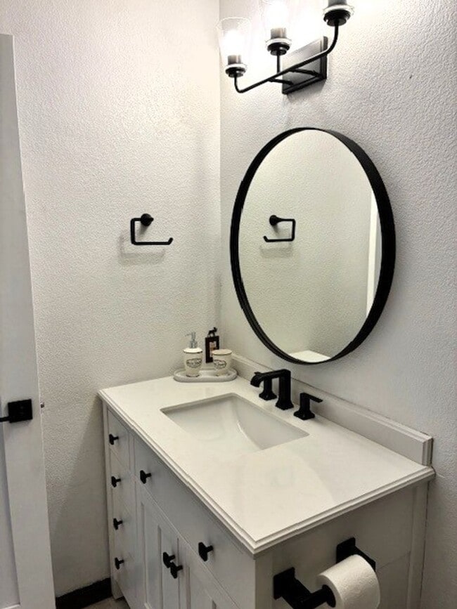 Building Photo - Long Term Rental- Buffalo Ridge/Village 403CC