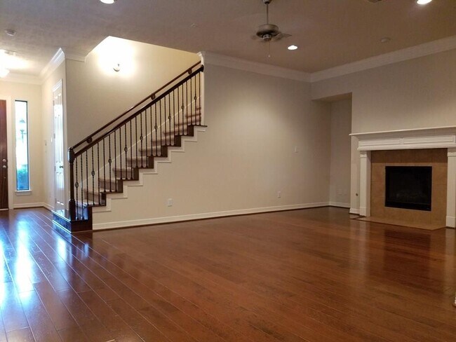 Building Photo - 3030 Royal Oaks Crest