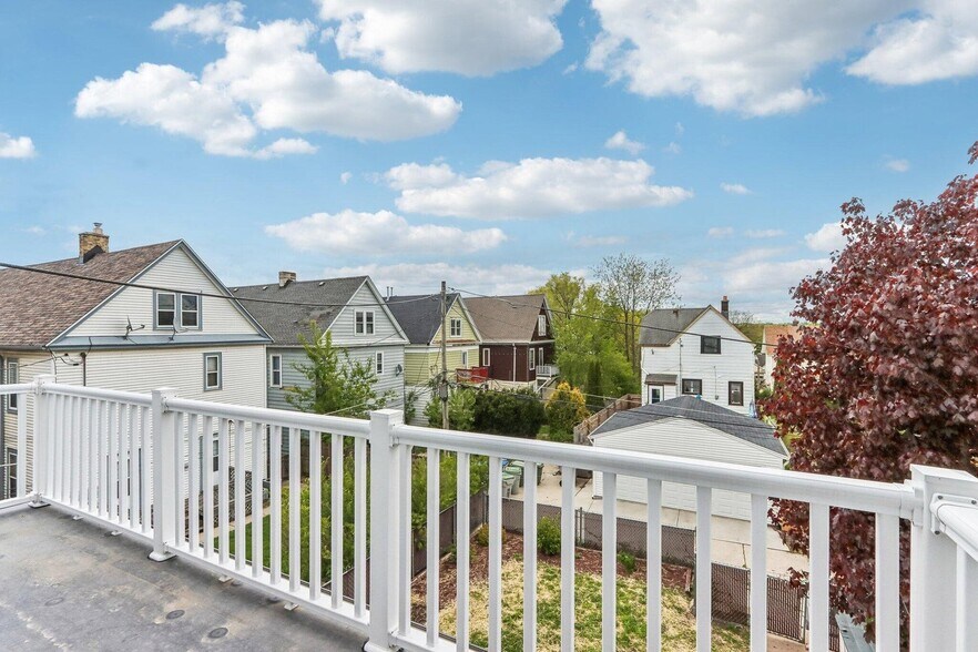 Balcony - 351A E Deer Pl
