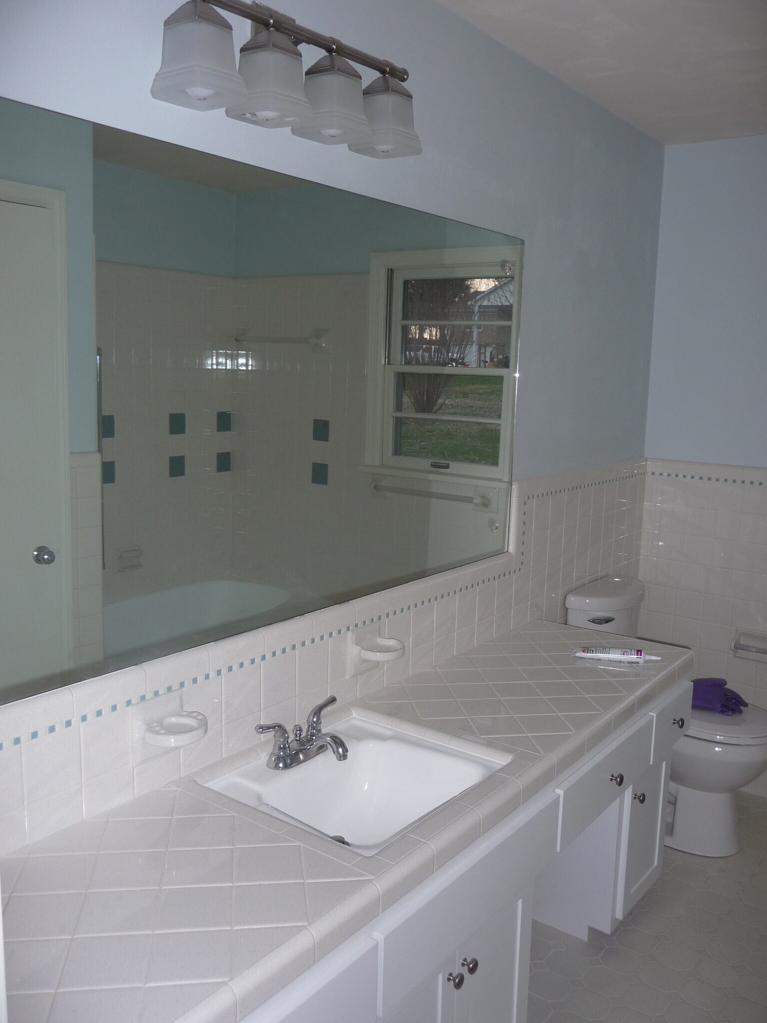 Hall Bath - 1321 Leeson Way