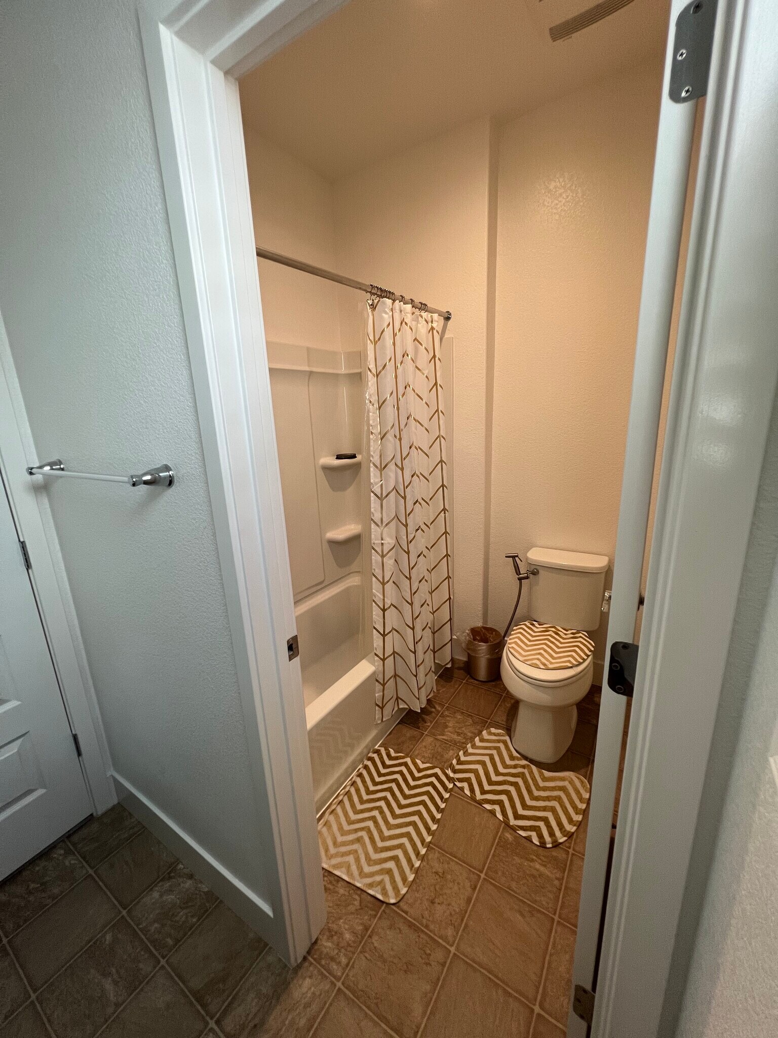 Full bath 2 - 5176 Julia Berger Cir