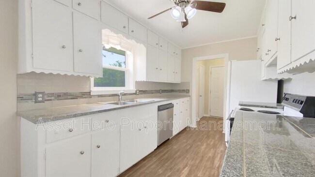 Building Photo - 205 Redmond Dr