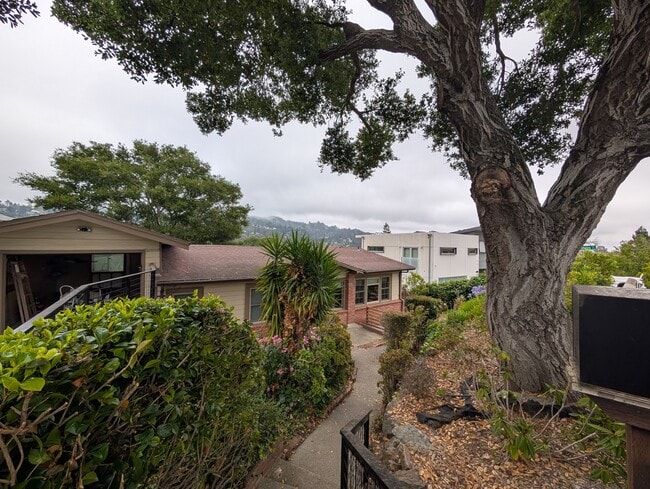 Building Photo - 6688 Estates Dr
