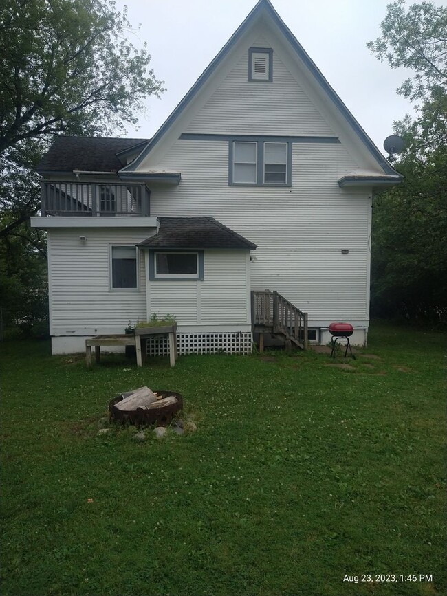 Building Photo - Large Five Bedroom Home in Lakeside!