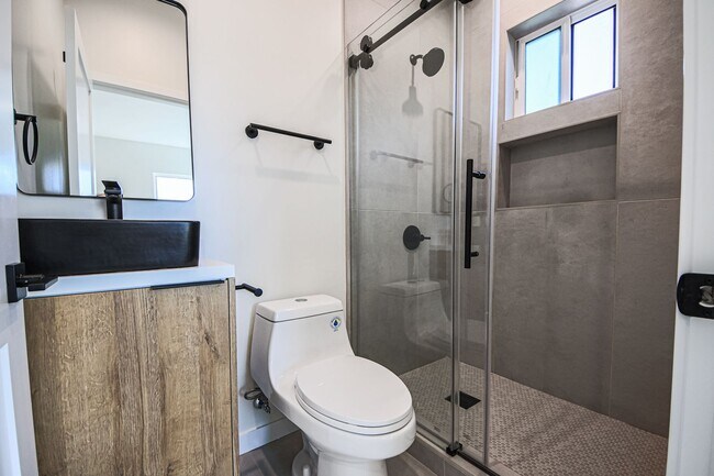 Building Photo - Ultra-Luxury Brand New 2 bed/2.5 bath and ...