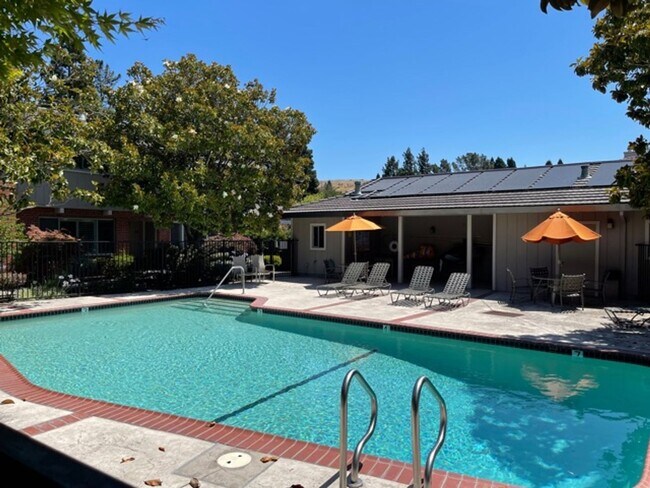 Building Photo - 2 bedroom, 2.5 bath 2 story condo now avai...