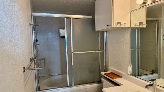 Building Photo - One Bedroom**Parking Included**The BayCrest- A Full Amenity Building**Open House**Sat/Sunday**11-...