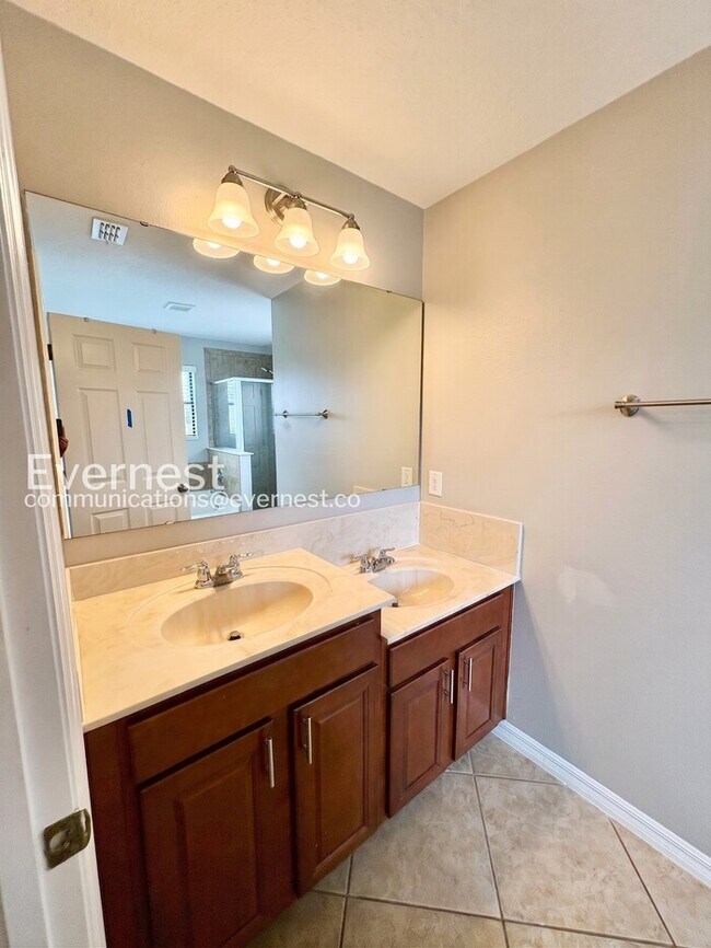 Building Photo - 4 Bed, 3 Bath Home with Garage / Pet-Friendly / Vouchers Accepted / Available Now!