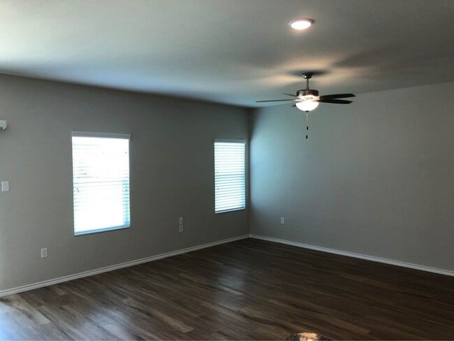 Building Photo - 4 Bedroom in Hallsville