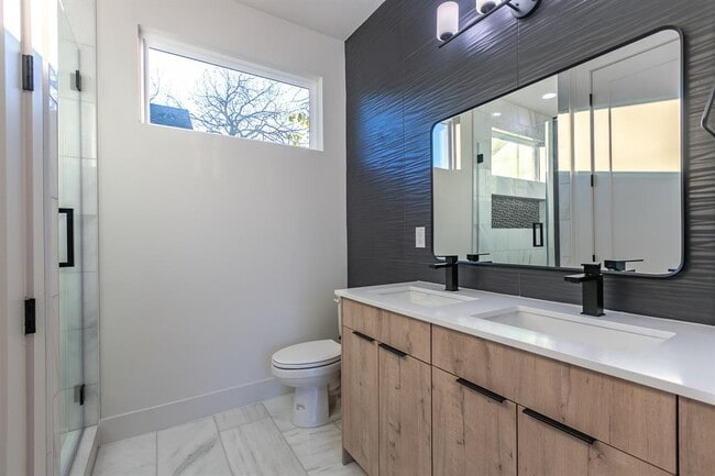 Building Photo - 2008 Canterbury St