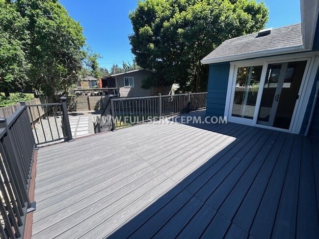 Building Photo - Exceptional South Beacon Hill 3 BD 2 BA! Huge Deck!