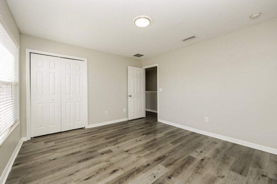 Building Photo - 11255 Creek Haven Dr