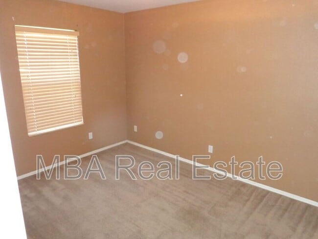 Building Photo - 5517 S 11th Pl